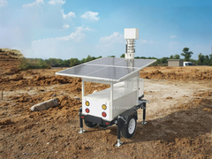 Installatie in werkplaats van een zonne-cctv-trailer